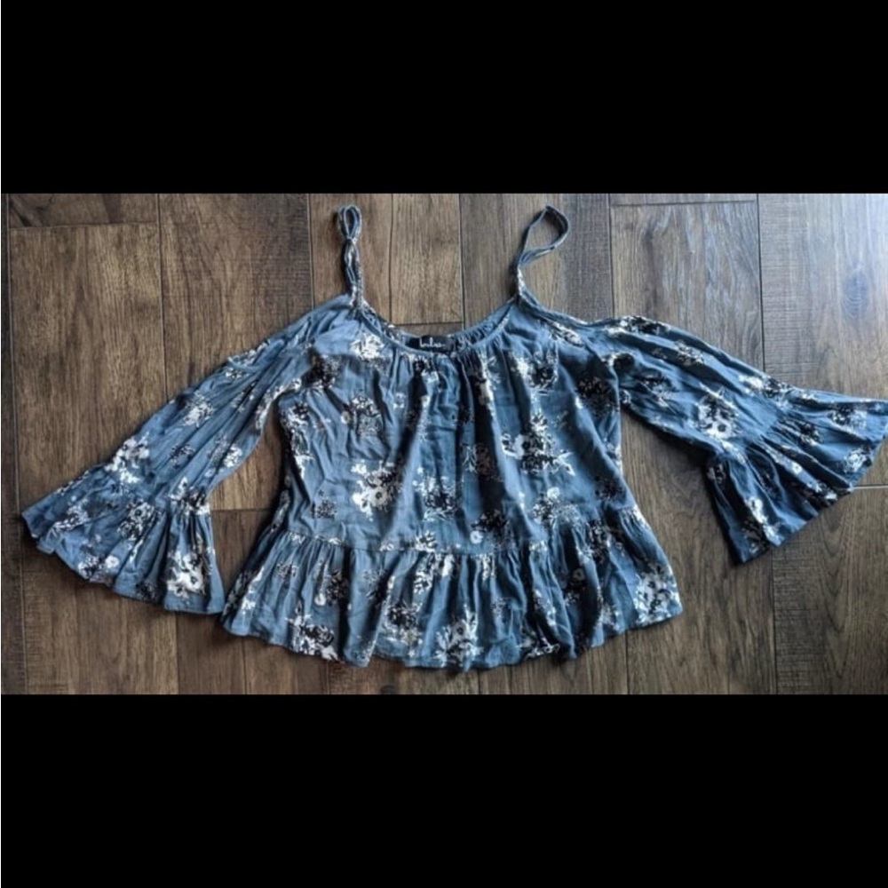 LULUS Size M Slate Blue Floral Tiered Ruffle Cold Shoulder Flowy Top & Ruffles